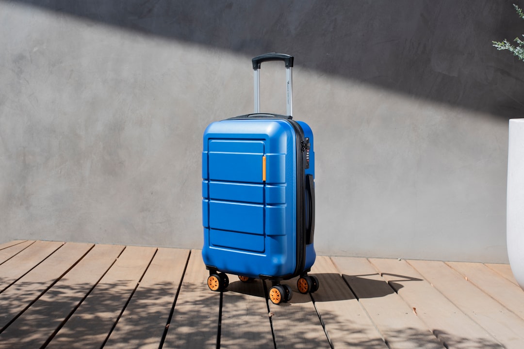 Valise bien organisée avec vêtements pliés selon la méthode de rangement