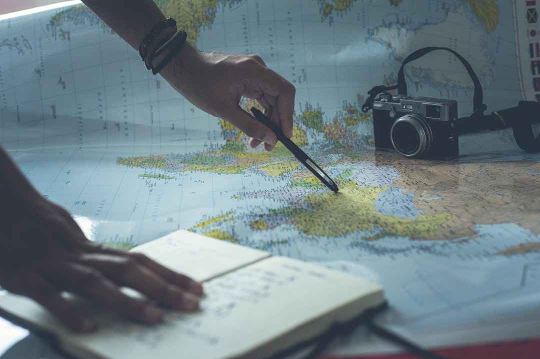 Personne planifiant un itinéraire sur une carte avec des notes
