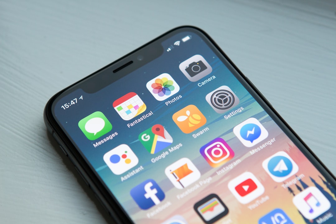 Smartphone avec diverses applications de voyage ouvertes