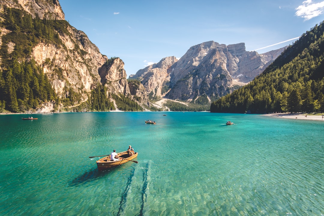 Voyageur consultant son guide personnalisé devant un paysage magnifique