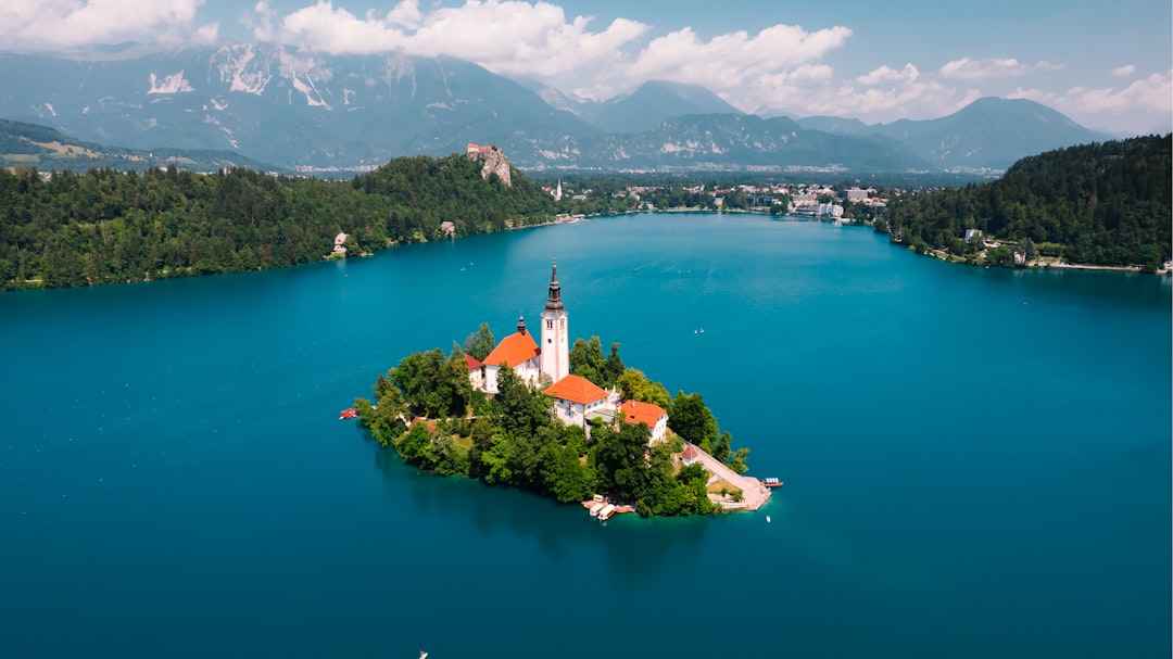 Lac de Bled avec son île et son église, entouré de montagnes