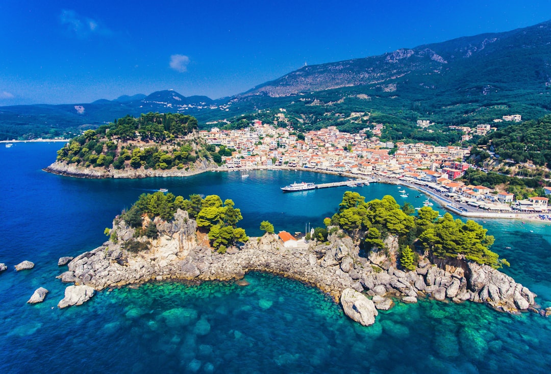 Panorama de Santorin avec maisons blanches et mer Égée