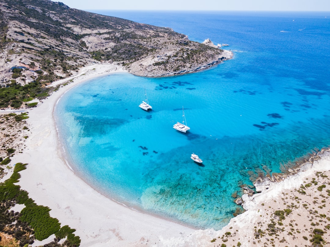 Plage paradisiaque grecque avec eau turquoise et falaises