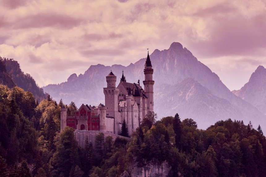 Château de Neuschwanstein entouré de forêts et montagnes
