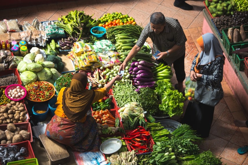 Marché local avec artisans et producteurs