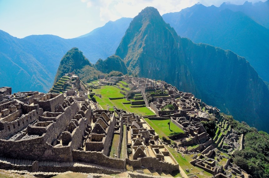 Vue du Machu Picchu sous un ciel bleu parfait