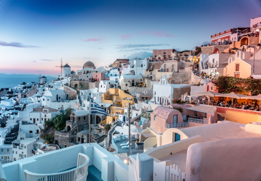 Village blanc et bleu de Santorini sans foule