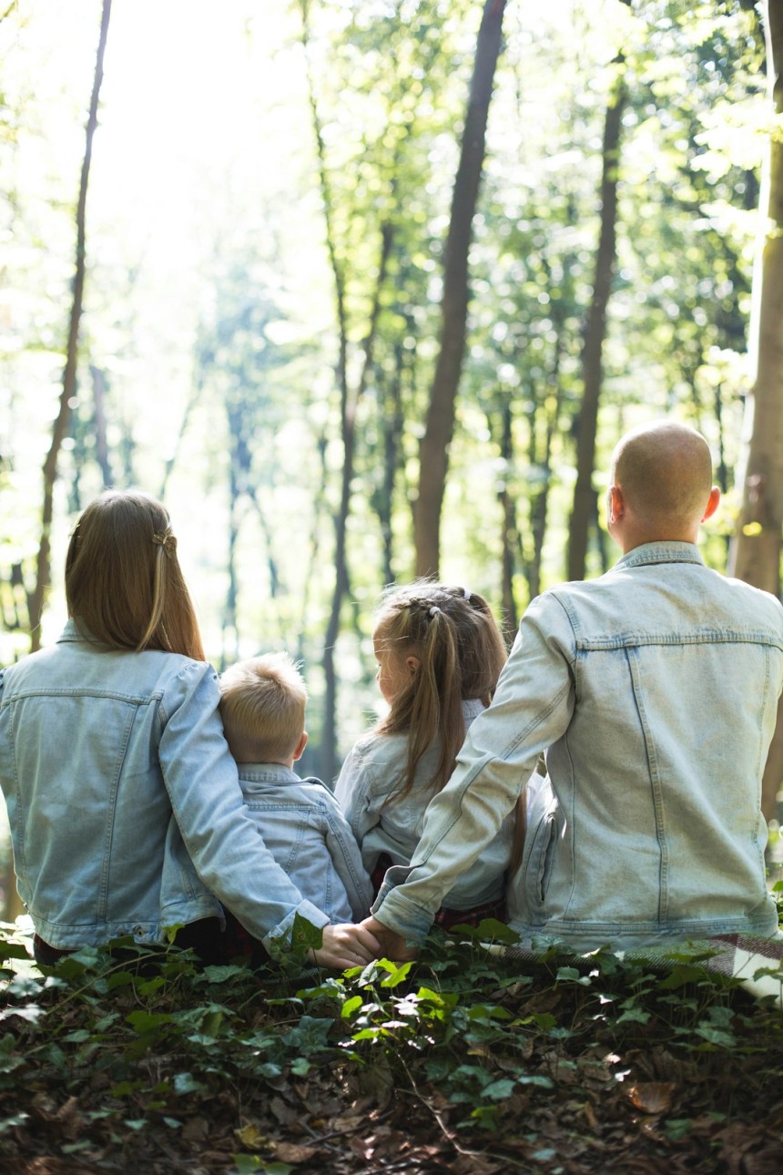 Parents voyageant avec enfants de différents âges