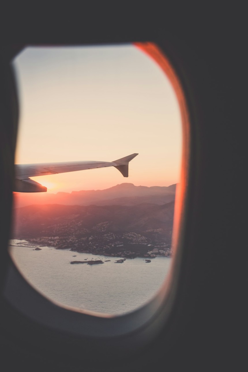 Guide de voyage personnalisé ouvert sur une table