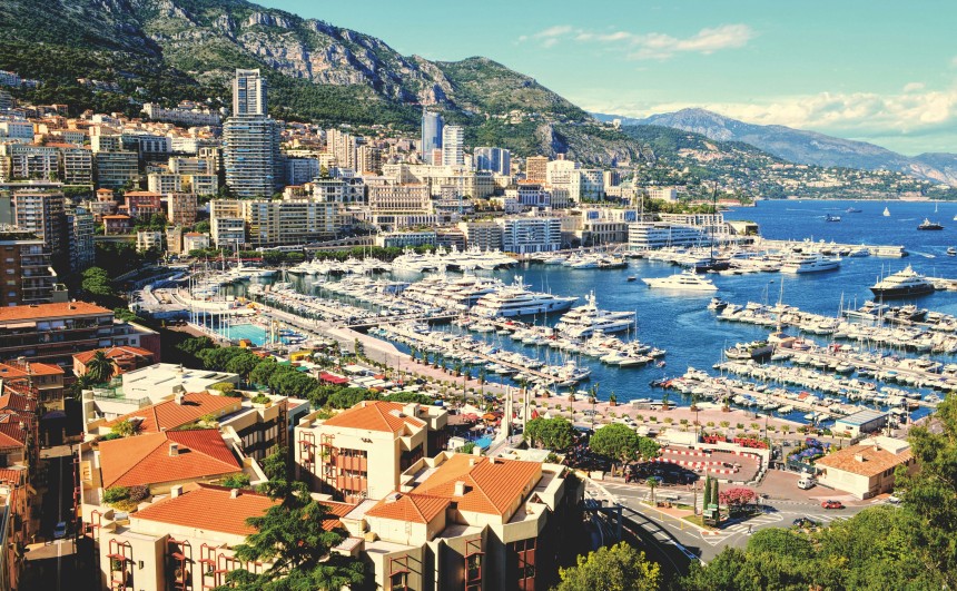 Monaco la nuit avec ses bâtiments éclairés