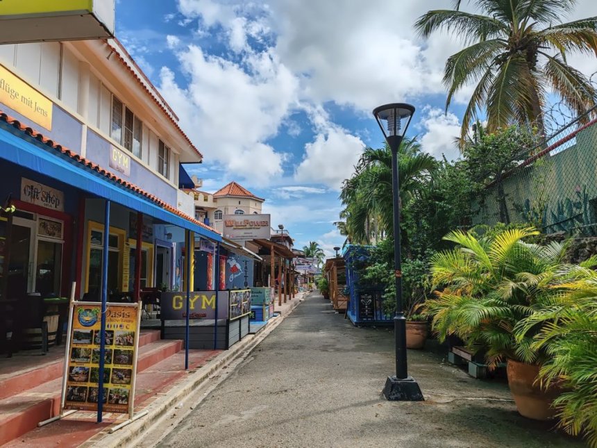 Rue typique et ambiance locale à Bayahibe
