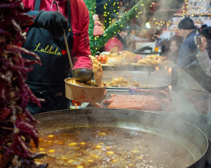 Plat traditionnel hongrois Goulash à Budapest