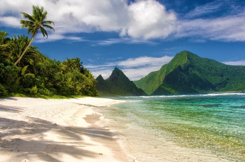 Plage de sable blanc avec cocotiers et eaux turquoise à Lalomanu
