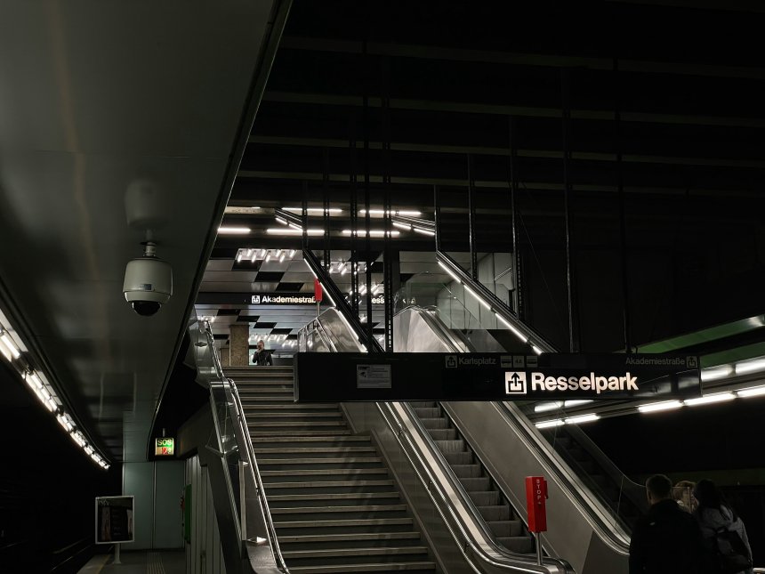 Métro de Vienna en station propre et moderne