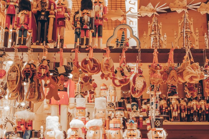 Marché de Noël traditionnel à Strasbourg avec décorations illuminées
