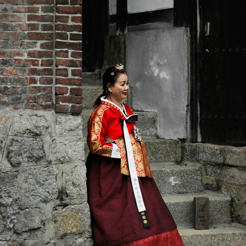 Femme en costume traditionnel coréen sur l'île de Jeju